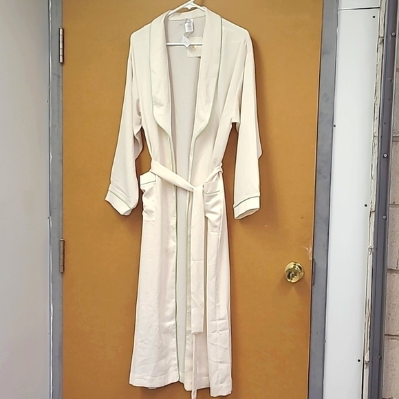 Fabletics Other - Fabletics Size XXS Egret/Wasabi Ecosatin Robe